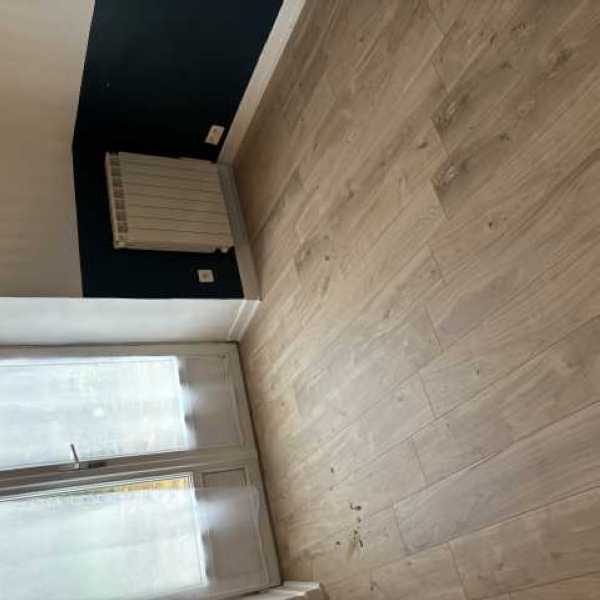 Pose de parquet dans une chambre